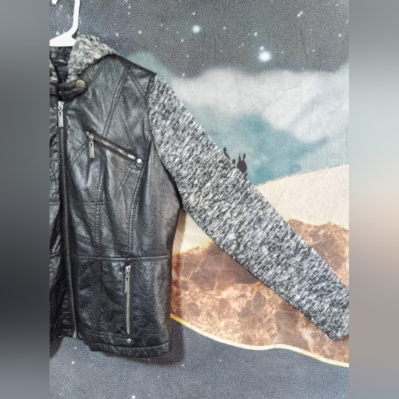 SIZE XL black pleather biker jacket with static gray fabric sleeves - Picture 11 of 11